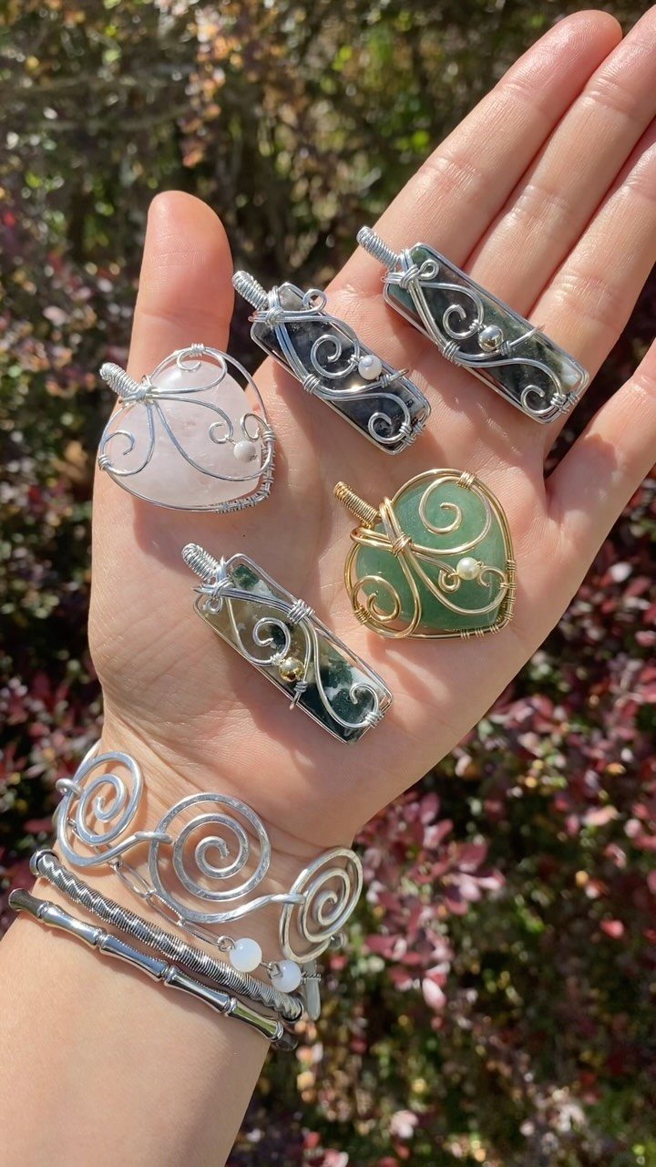 5 Beaded Jewelry with Wire Ideas: Bracelets, Links and Necklaces 1 Wire-wrapped stone pendants and a matching bracelet held in a person's open palm.