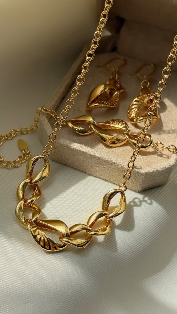 19 Jewelry Aesthetic Gold Ideas for Easy Style 2 Chunky gold chain necklace with leaf links and matching earrings on fabric