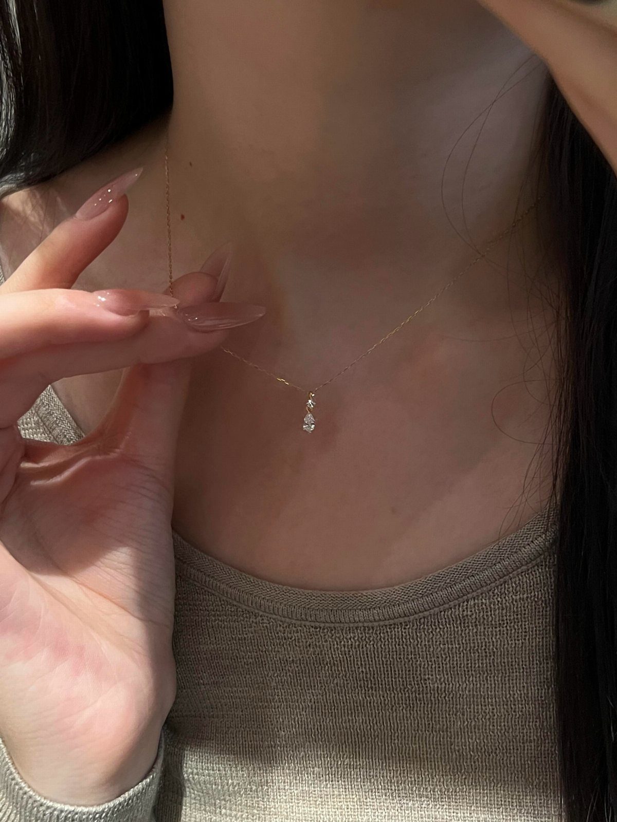 19 Jewelry Aesthetic Gold Ideas for Easy Style 14 Thin gold chain necklace with a small teardrop pendant on a person's neck